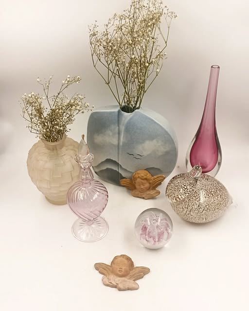 Composition de verreries roses, chérubins en terre et porcelaine de Virebent