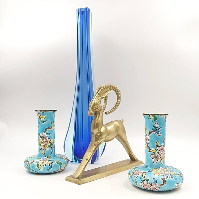 Vases en faïence de Gien, antilope en laiton et soliflore de Murano