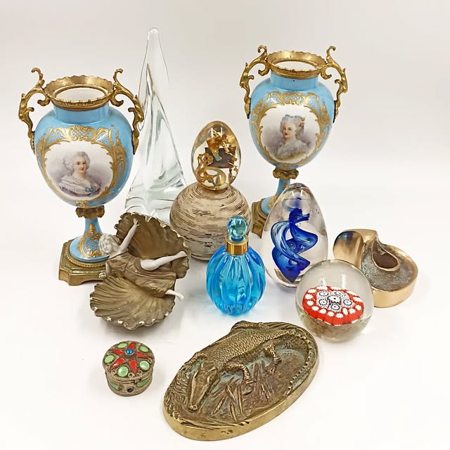 Paire de vases en porcelaine façon Sèvres, sulfures en verre de Murano et objets en bronze doré